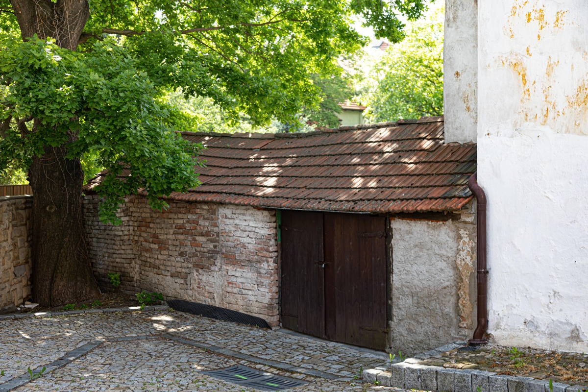 Large Jewish population clustered around Synagogue