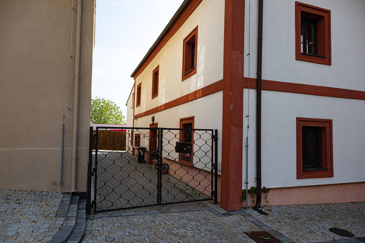 Large Jewish population clustered around Synagogue