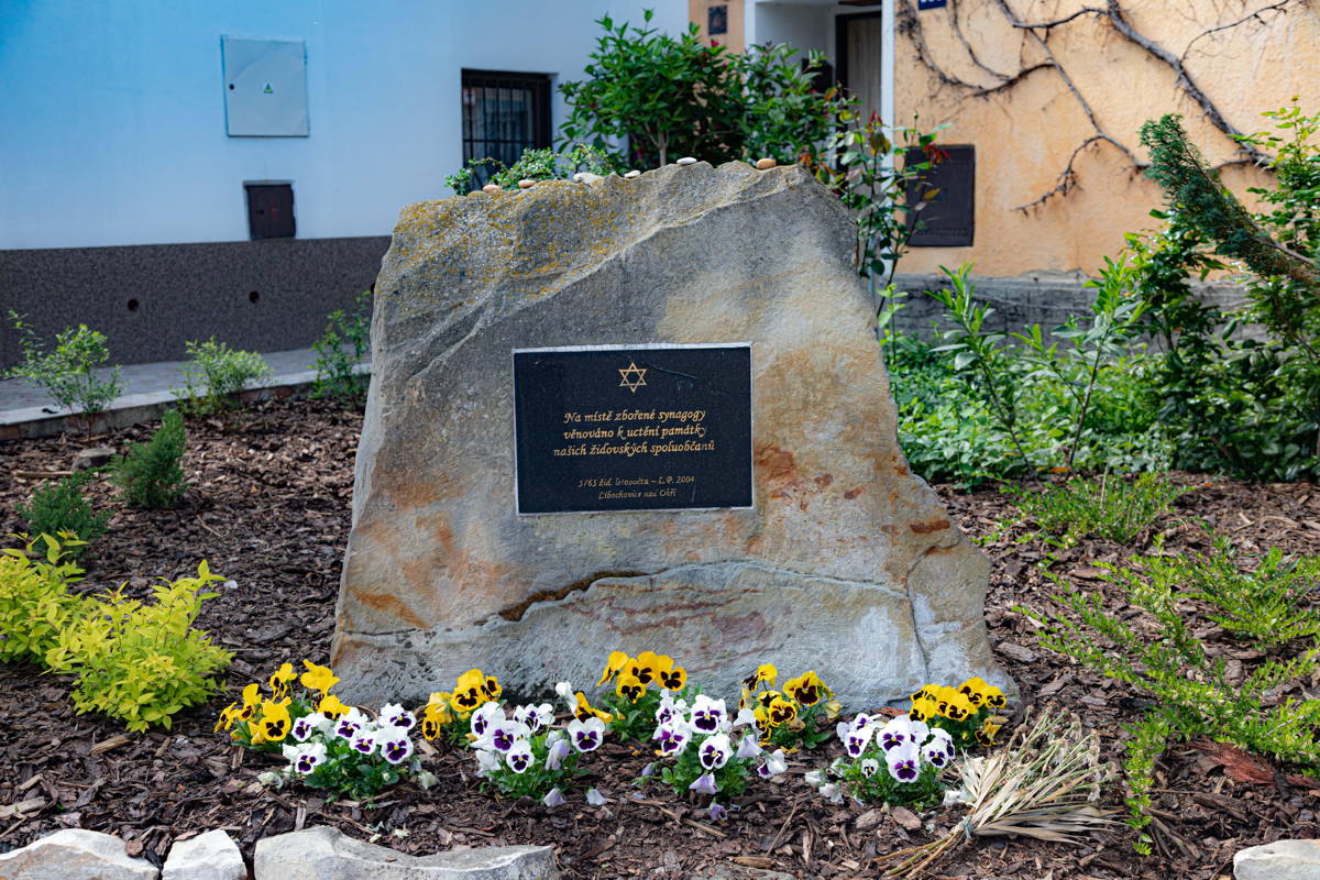 “This is to memorialize our Jewish citizens. On this place the demolished Synagogue once stood.”