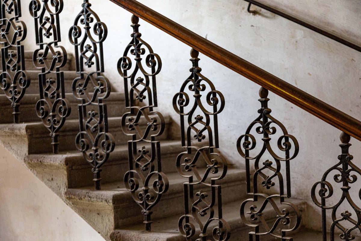 Railings to women’s gallery