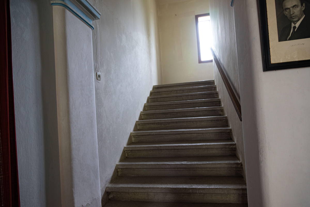 Stairs to women’s gallery