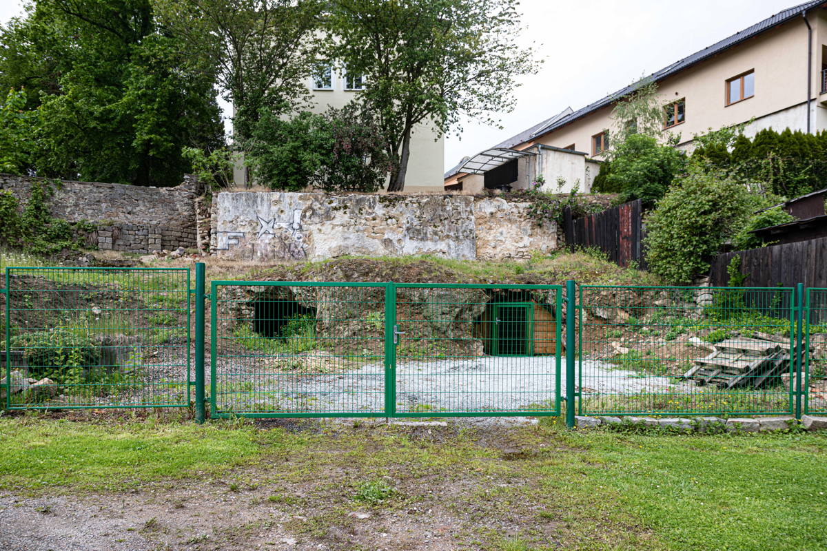 Was a Hussite church then sold and torn down in 2006. Land purchased by town and part of a riverfront restoration plan. Mayor or town has plans to have memorial for former Jewish citizens.