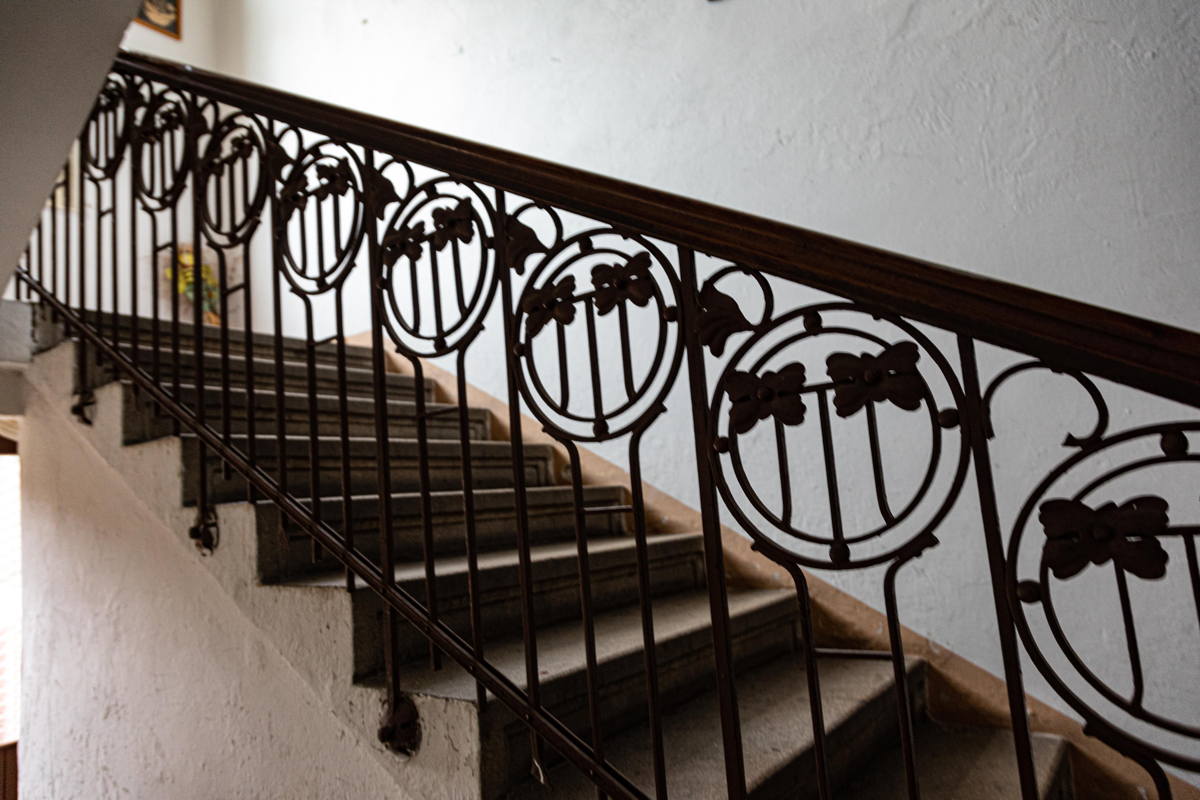 Stairs to women’s gallery