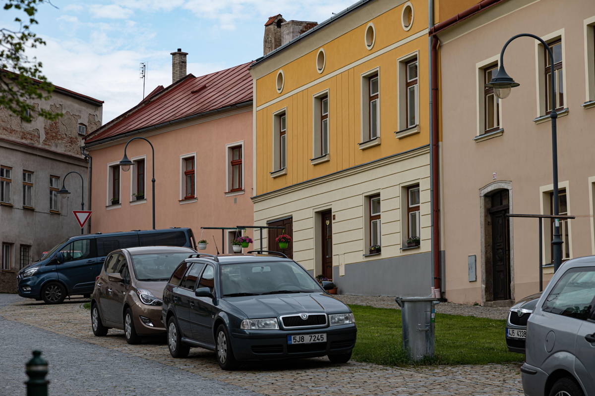 Large Jewish population clustered around Synagogue