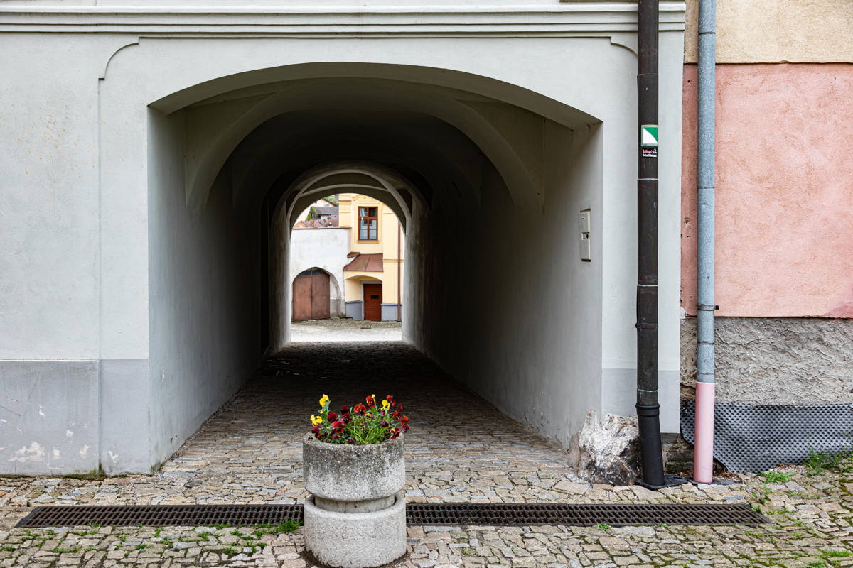 Large Jewish population clustered around Synagogue