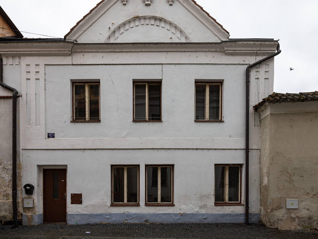 Synagogue is outside of castle but inside town wall