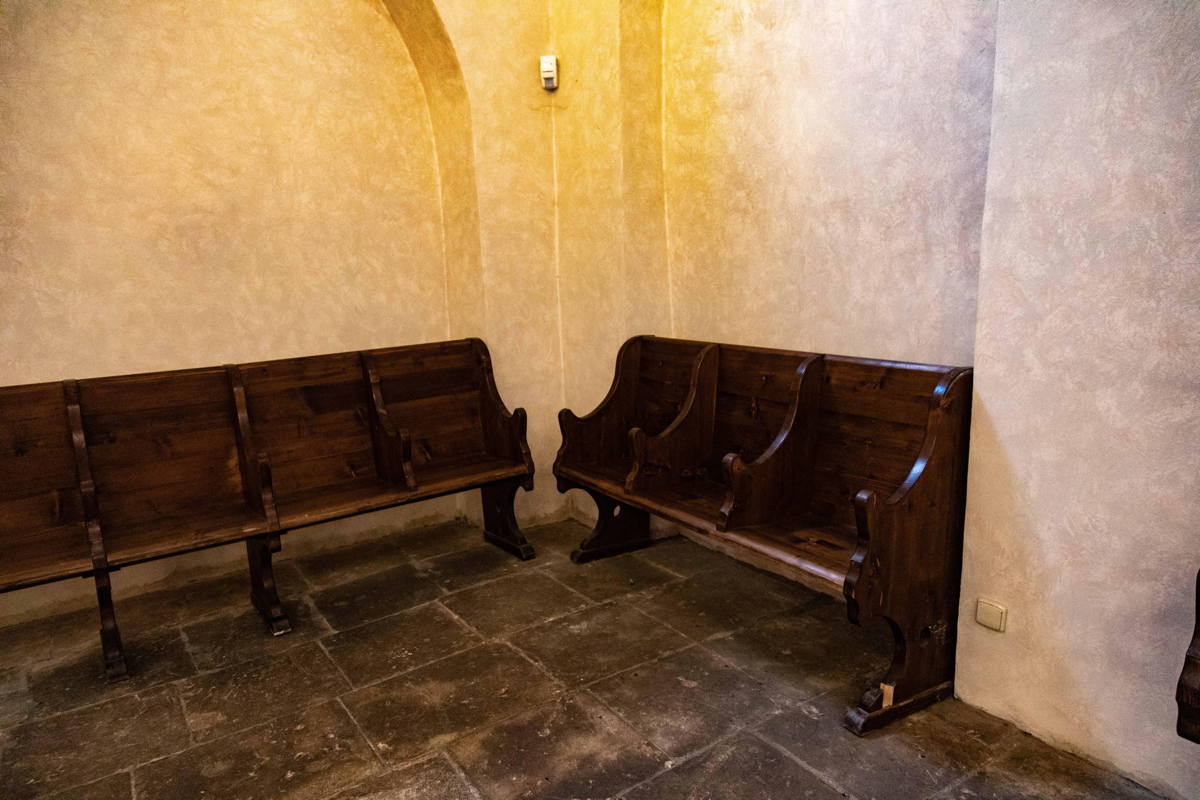 Men’s pews