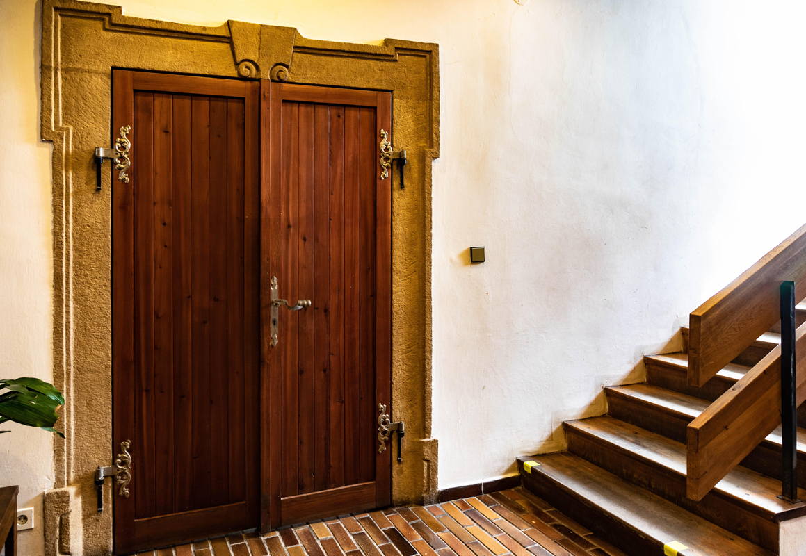 Stairs to women’s gallery