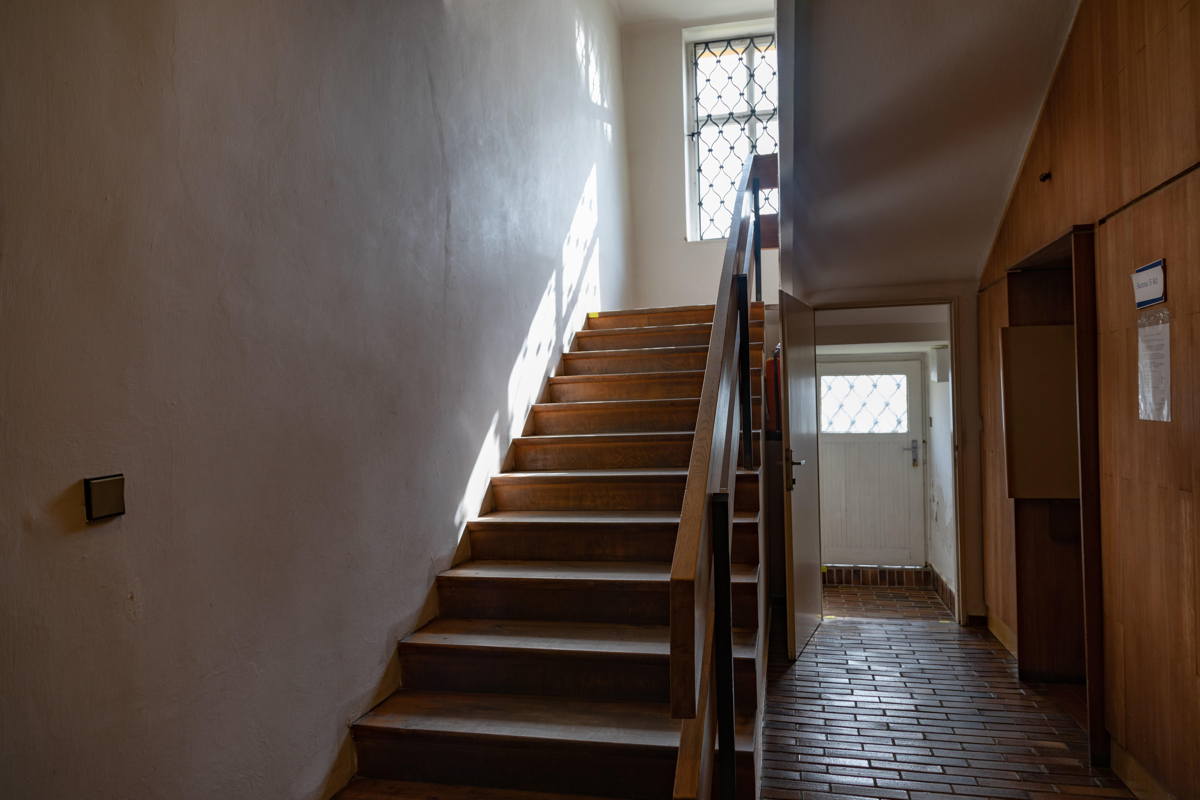 Stairs to women’s gallery