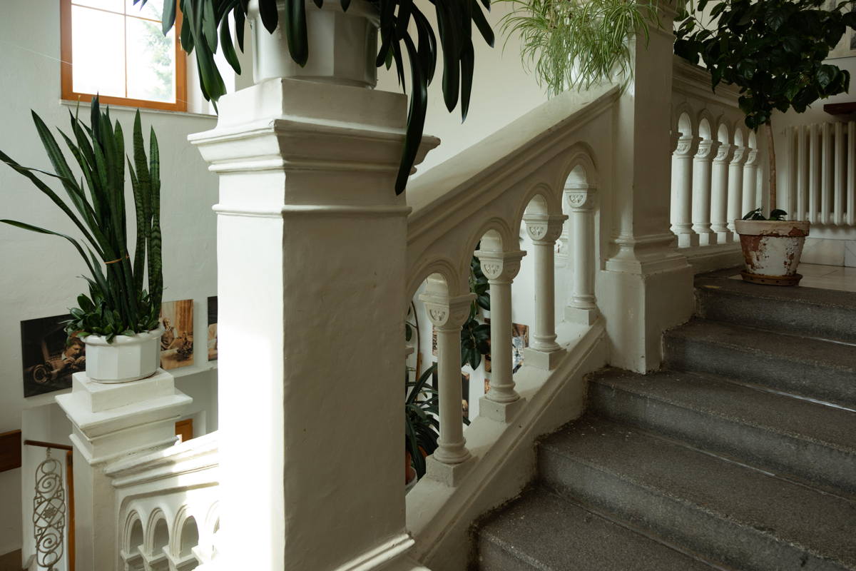 Original staircase to women’s gallery