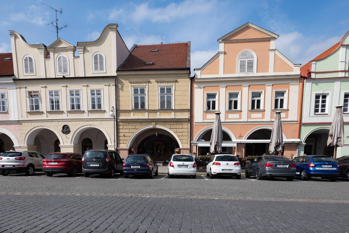 Jews and Christians lived together in this prosperous town. 