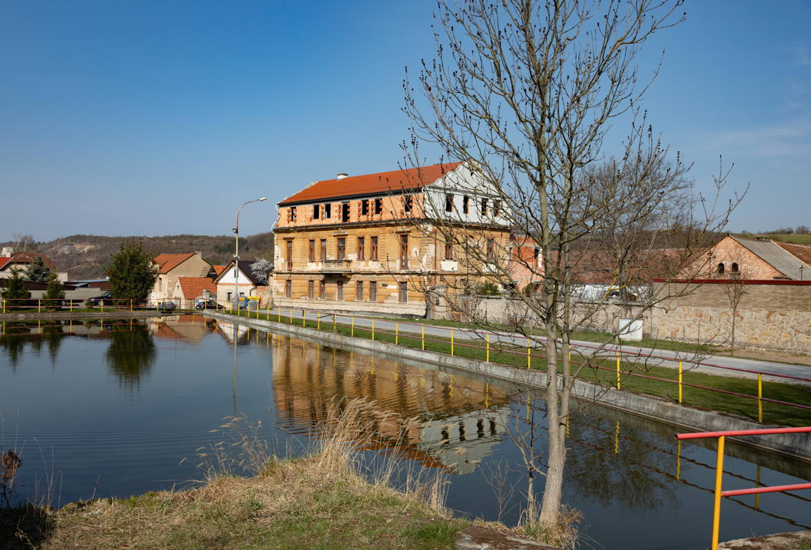 Restaurant and inn serving all townspeople