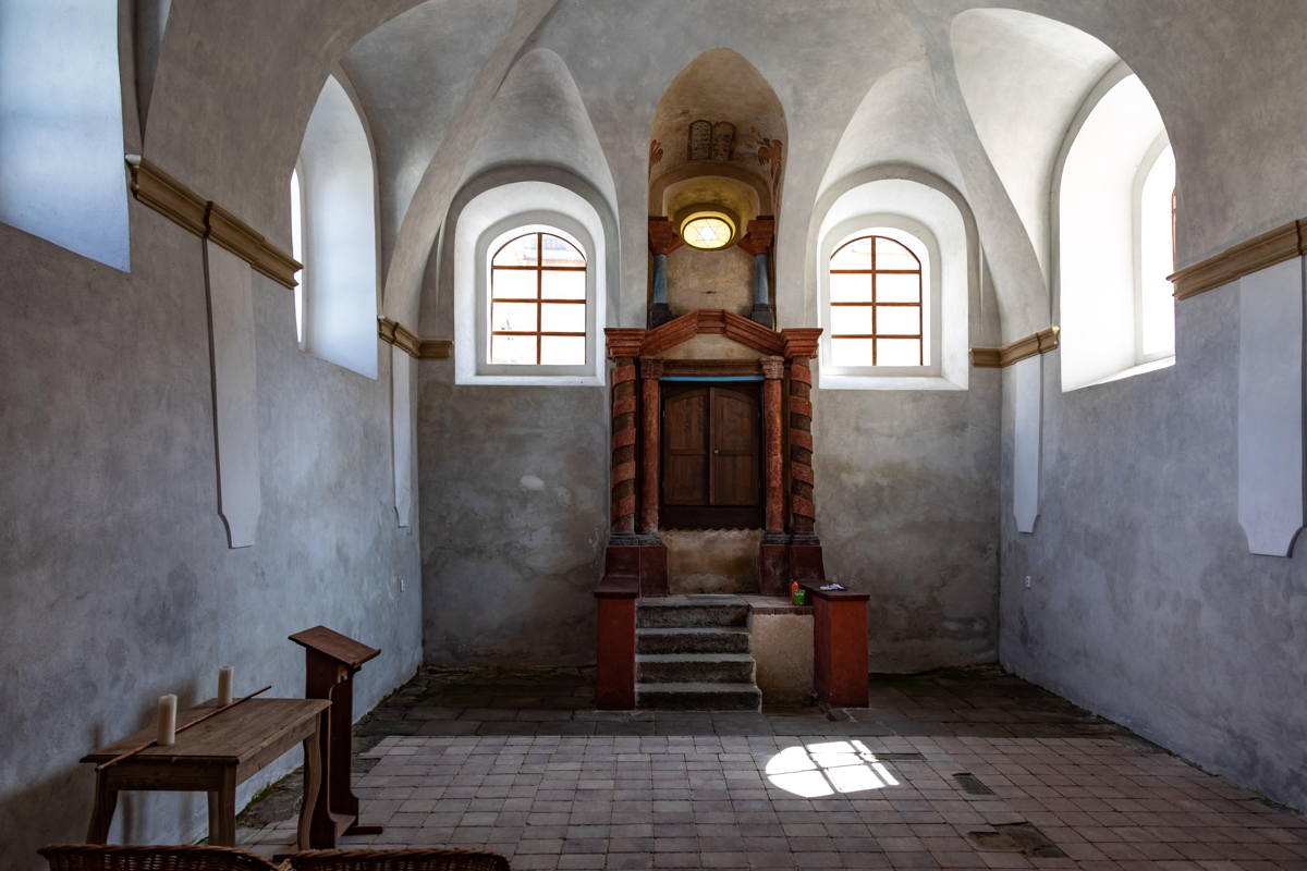 Ongoing restoration of synagogue