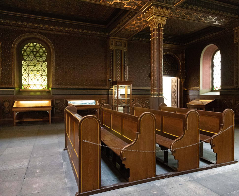 Men’s pews