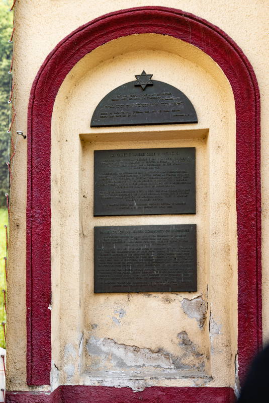 Memorial plaques