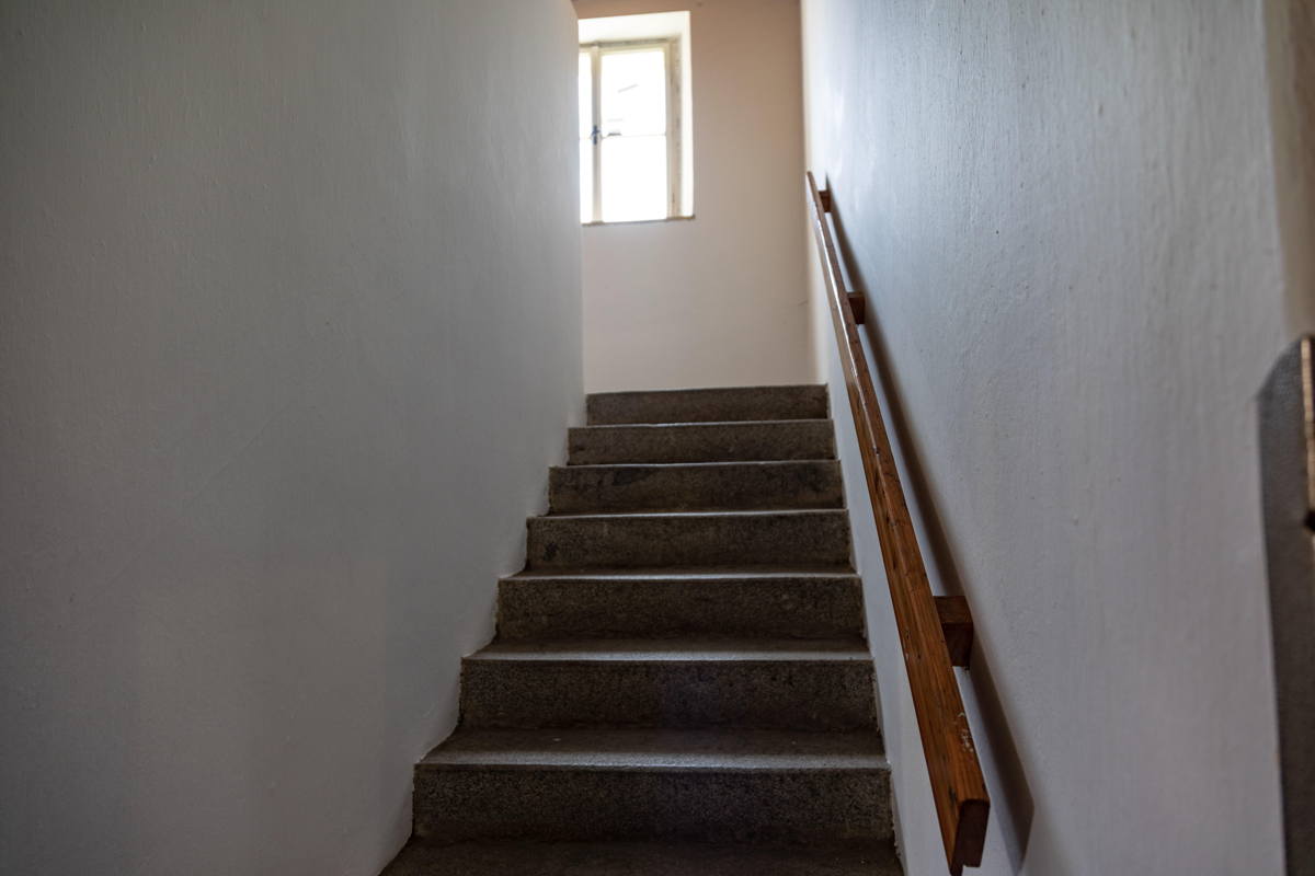 Original staircase to women’s gallery