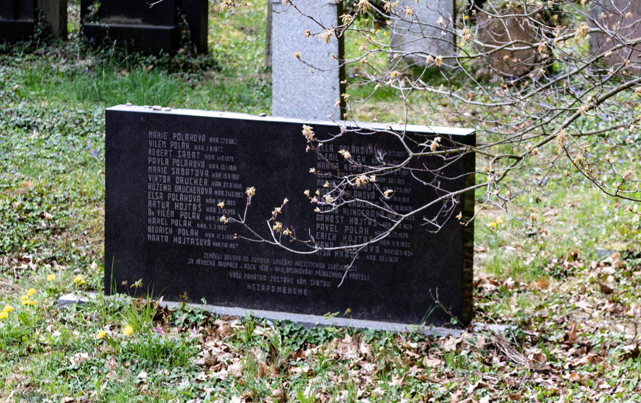 Memorial plaque to victims of Shoah