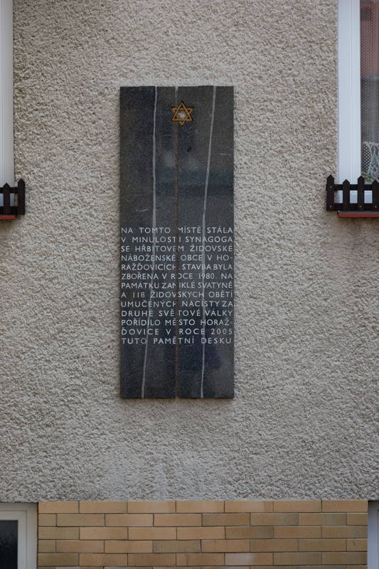 Memorial plaque to victims of Shoah